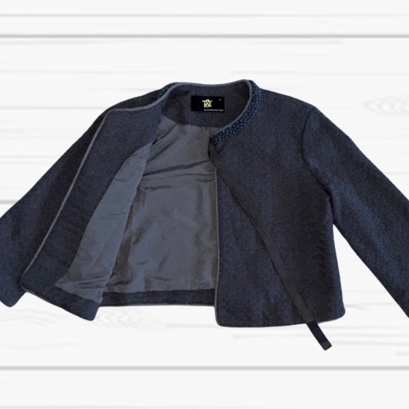 Retro-Inspired Beaded Two-Piece-Set: Grey Jacket & Skirt - Picture 5 of 10